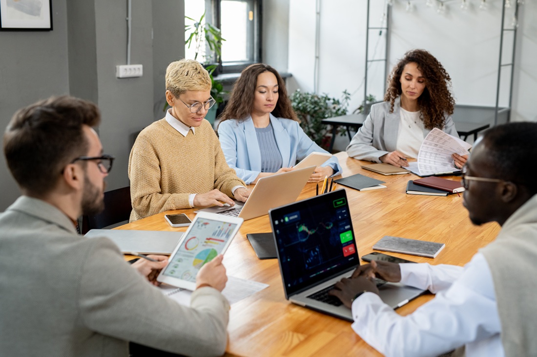 business-professionals-working-together-using-tech-2026-01-05-00-20-30-utc.jpg